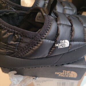 The north face slipper shoes. Perfect gift for winter. New in box